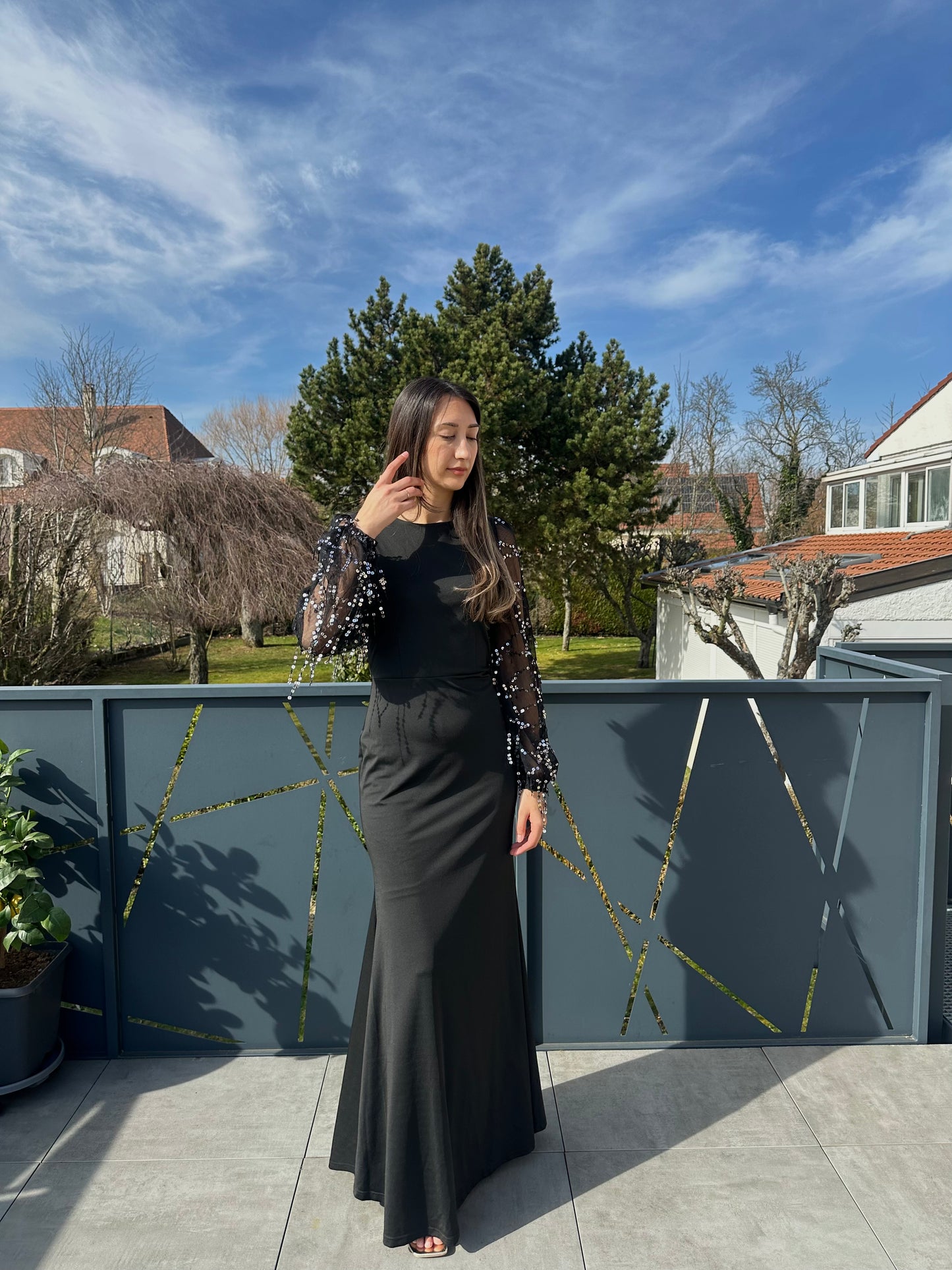 Robe noir longue avec manche à perles
