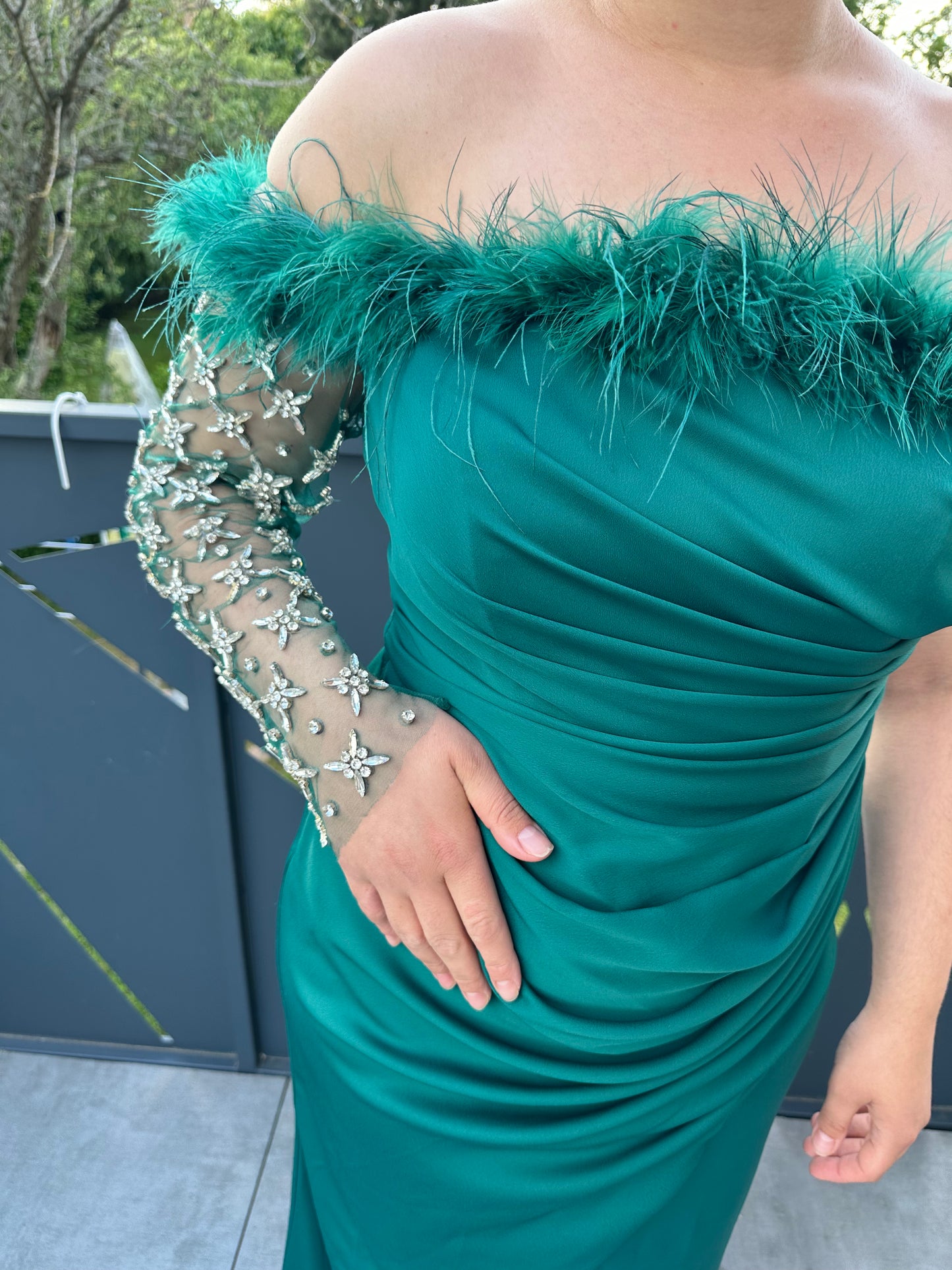 Robe satin vert une seule manche à diamants