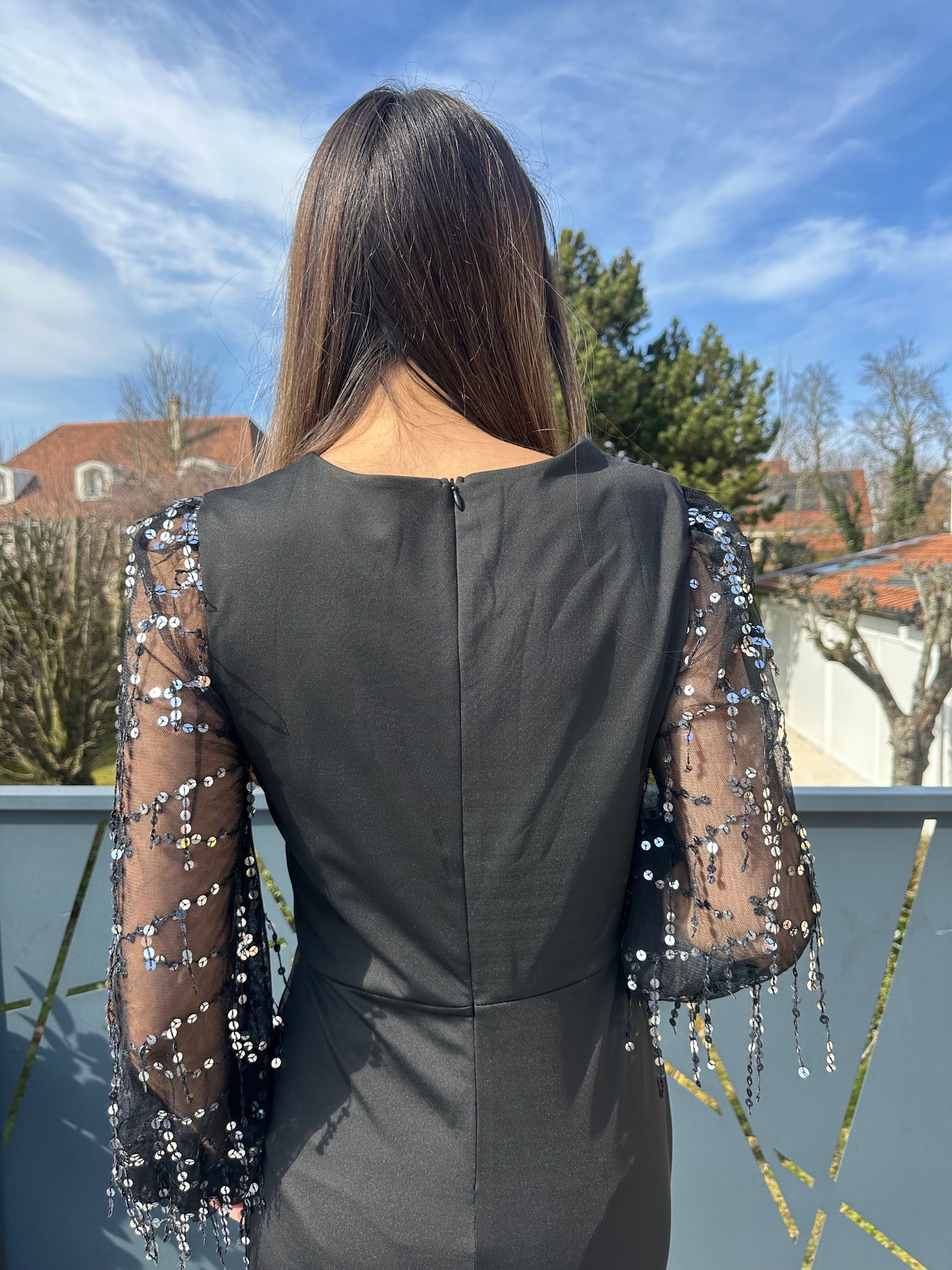 Robe noir longue avec manche à perles