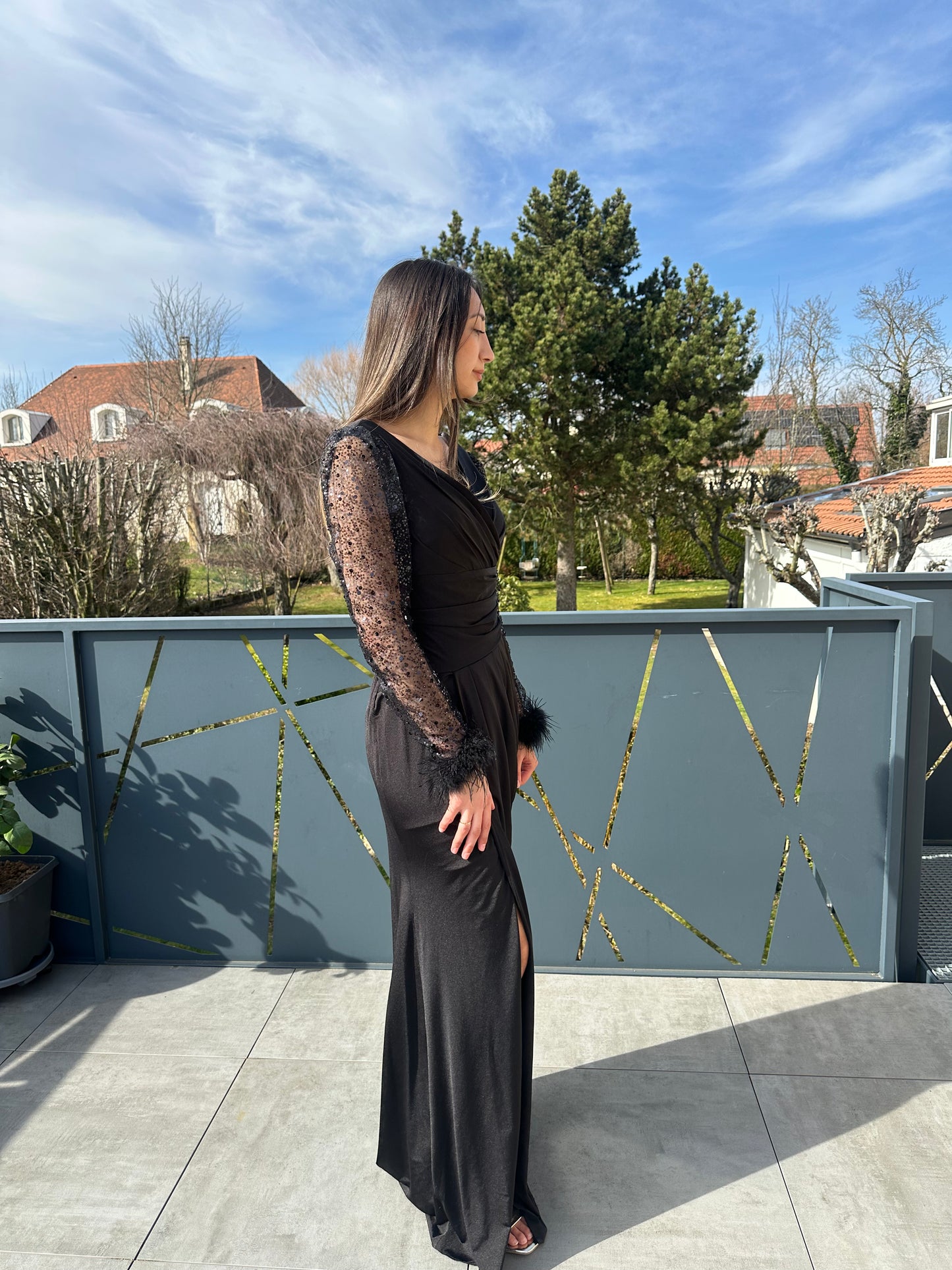 Robe noir longue avec manche à perle