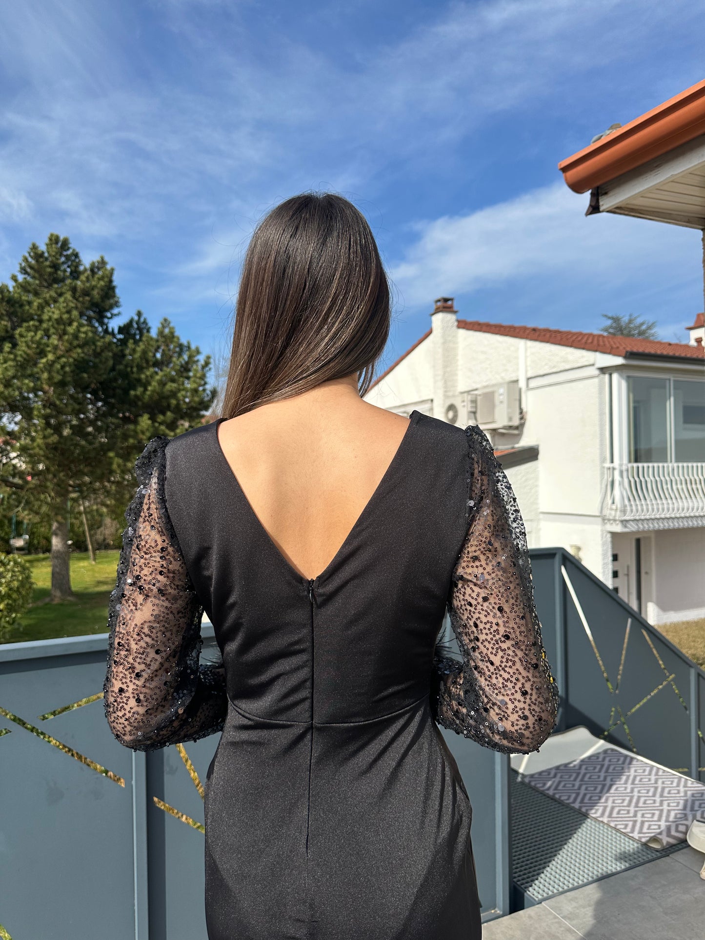 Robe noir longue avec manche à perle