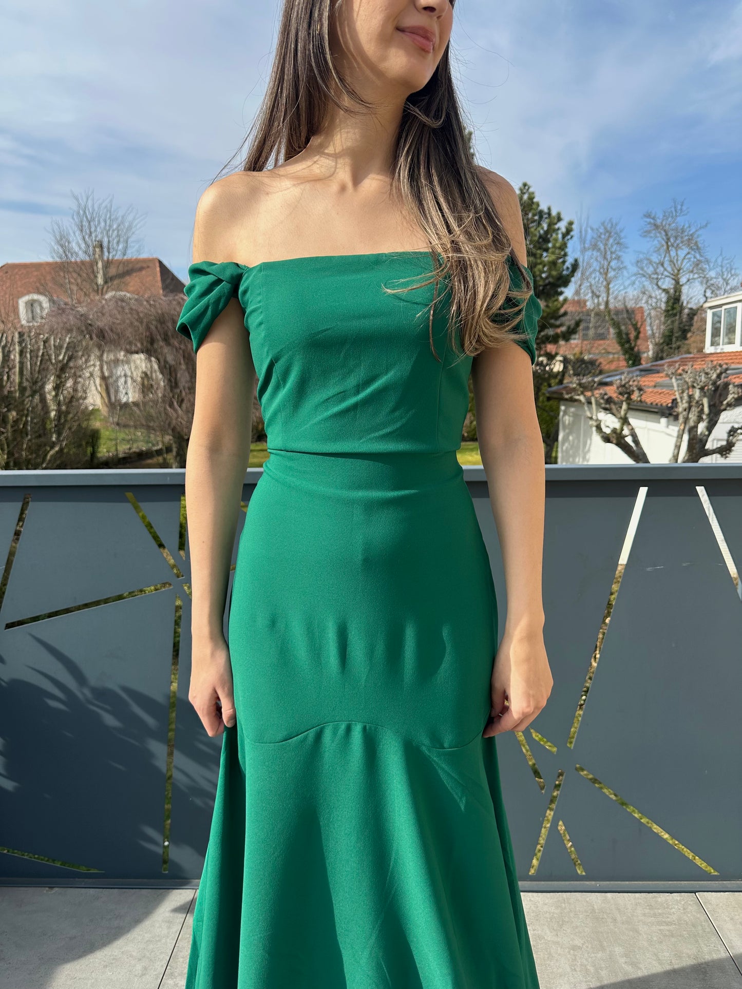 Robe longue verte avec bretelle tombante