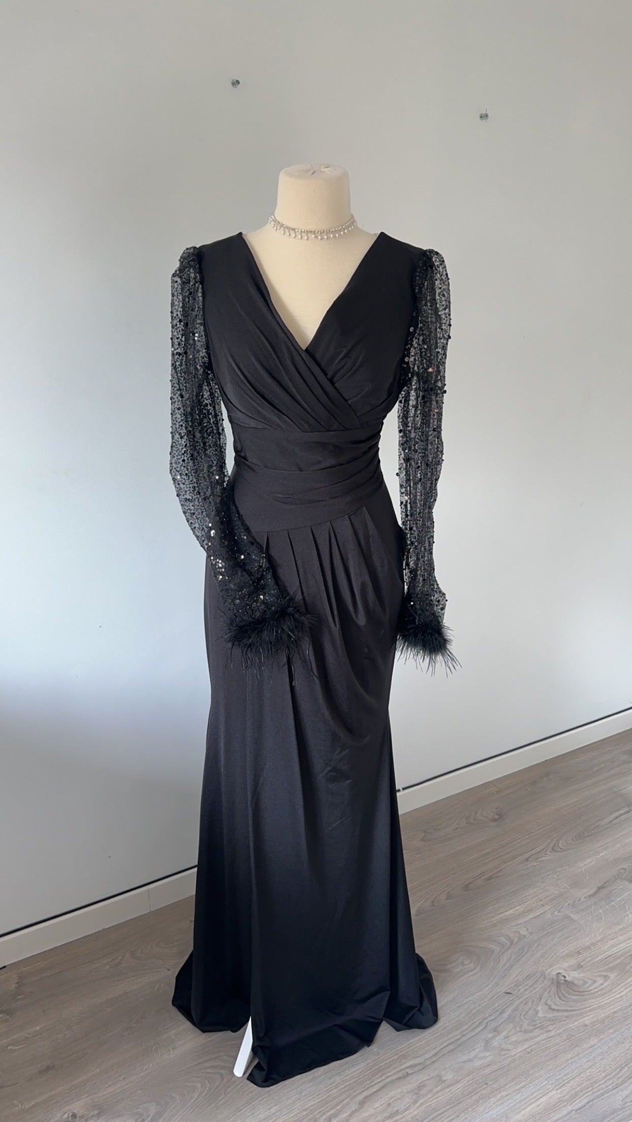 Robe noir longue avec manche à perle