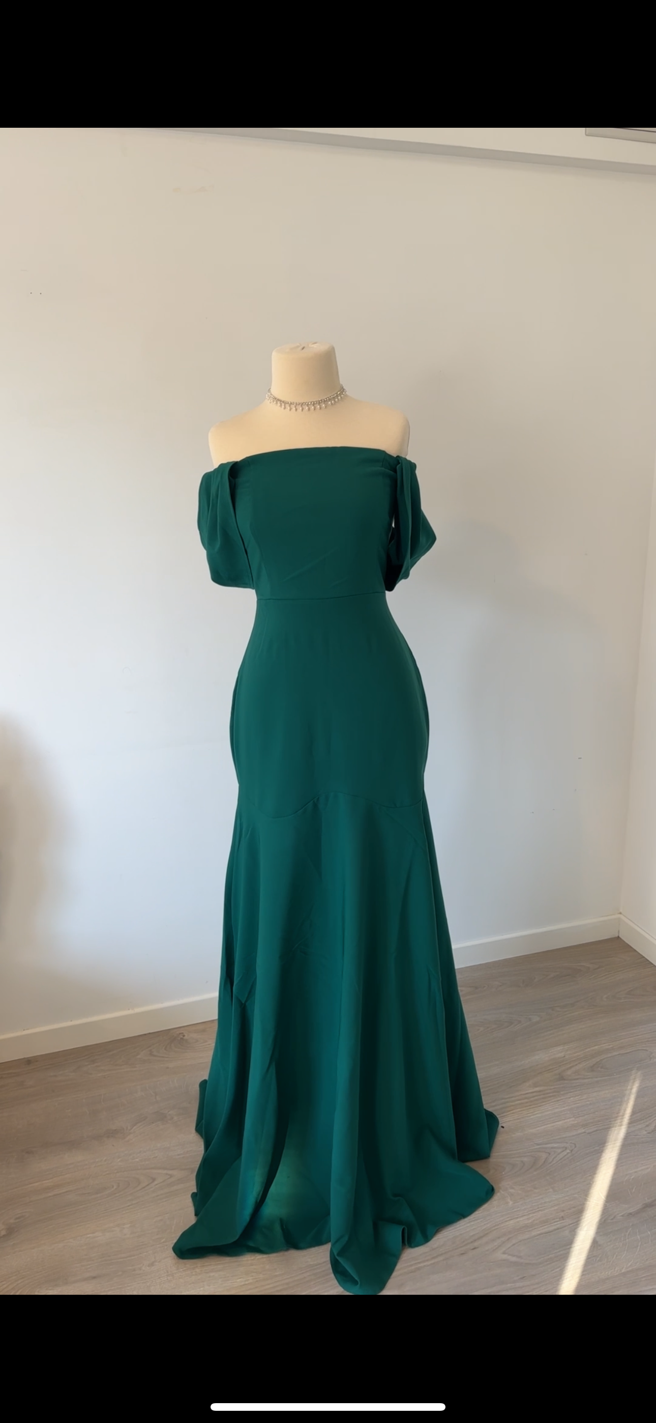 Robe longue verte avec bretelle tombante