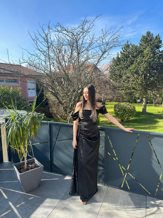 Robe longue satin noire avec traîne – Chic intemporel