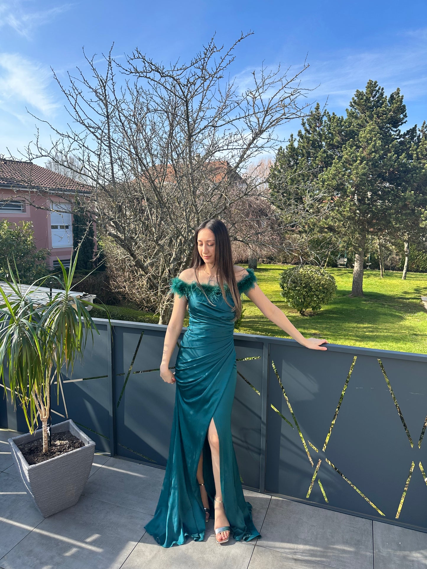 Robe de soirée longue satin à plume