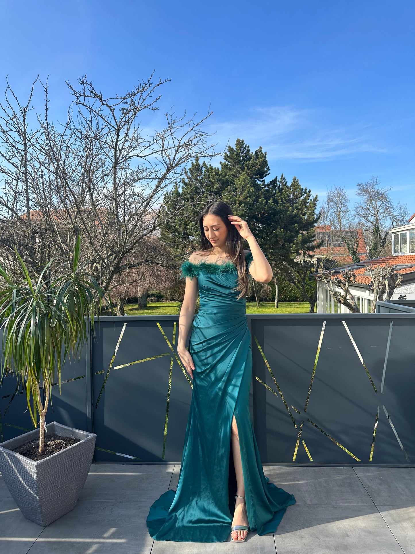 Robe de soirée longue satin à plume