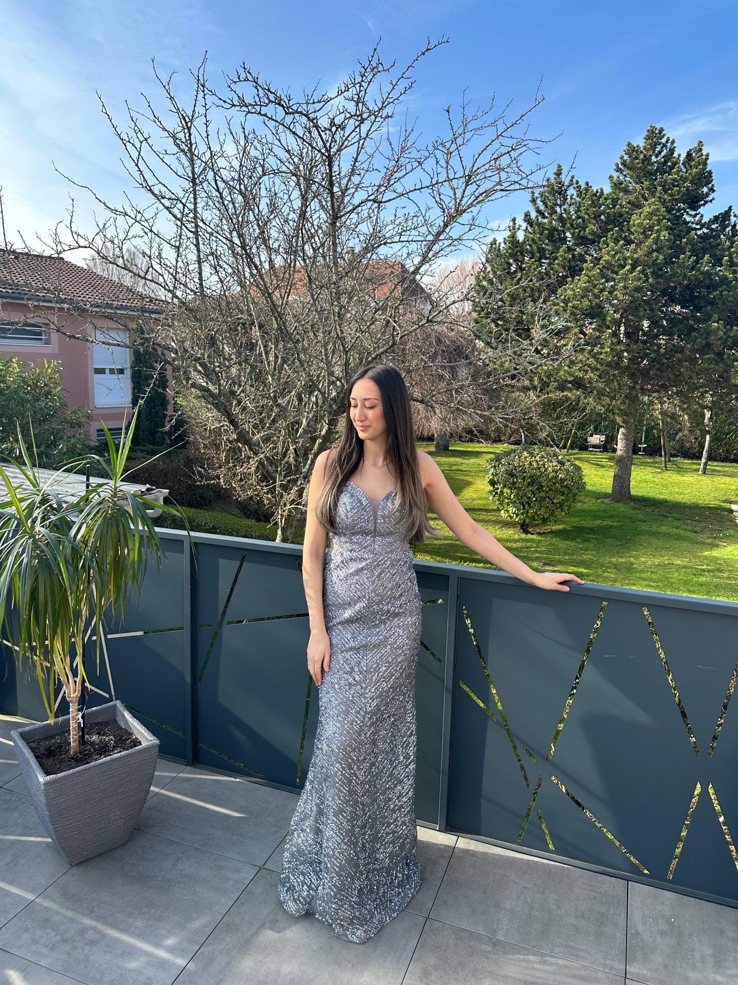 Robe longue grise brillante
